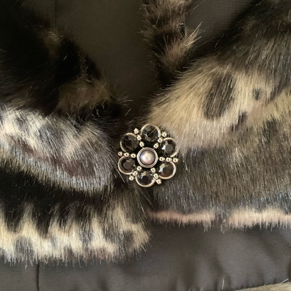 JESSICA SIMPSON’s Cape - Picture 4 of 7